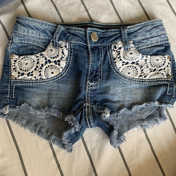 Shorts with lace - Picture 1 of 4